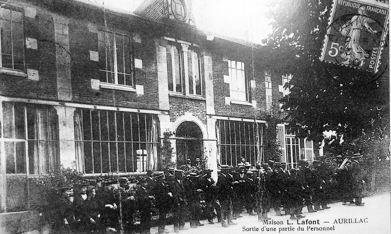 Sortie d'une partie du personnelle Manufacture Aurillac. Carte postale du début du 20ème siècle.