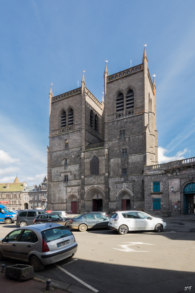 St Flour cathedrale facade 2