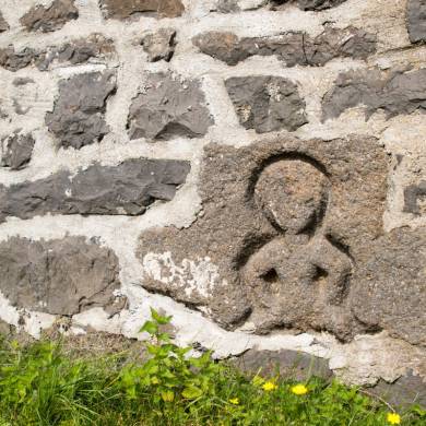 Une pierre sculptée qui intrigue (Escorailles)